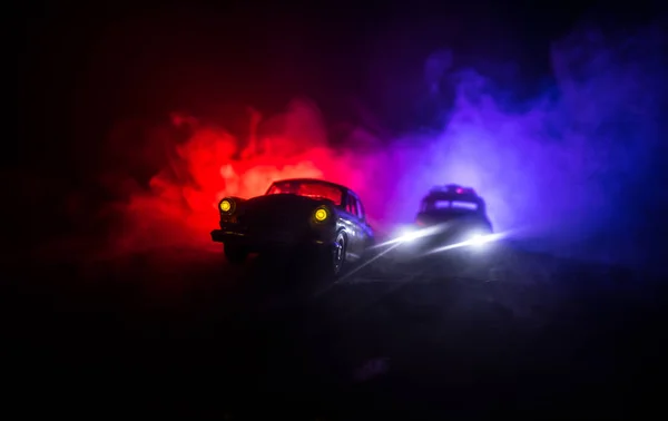 Coche Policía Persiguiendo Coche Por Noche Con Niebla Fondo 911 —  Fotos de Stock