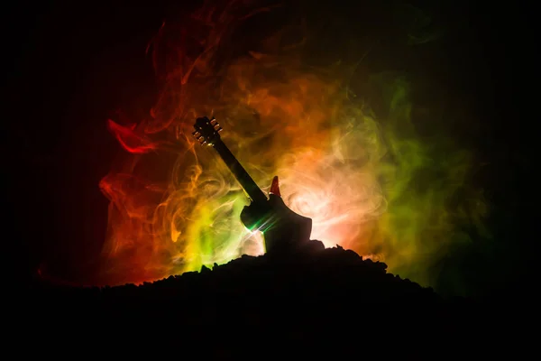 Musikkonzept Akustikgitarre Auf Dunklem Hintergrund Unter Lichtkegel Mit Rauch Leerraum — Stockfoto