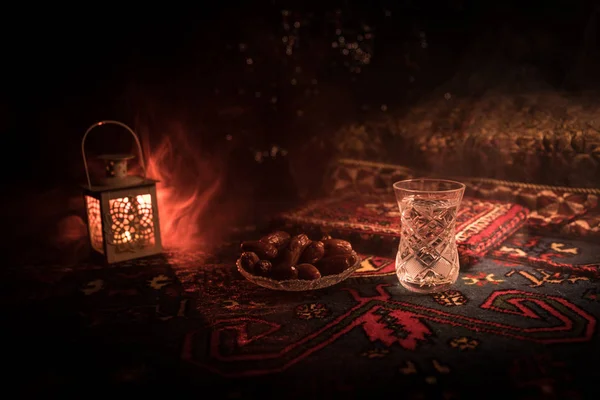 Su ve tarihleri. Iftar akşam yemeğidir. Halı üzerinde görünümü dekorasyon ramazan Kareem tatil. Bayram tebrik kartı, Müslüman kutsal ay ramazan Kareem için davet. Seçici odak