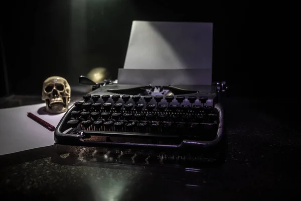 在黑暗的雾的背景的老时尚打字机 关闭老式打字机 选择性对焦 — 图库照片