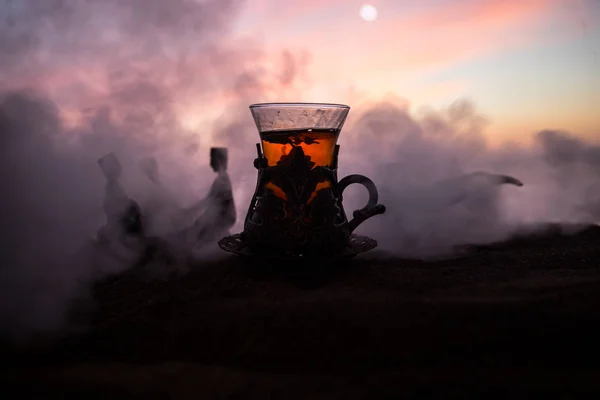Арабский Чай Традиционном Стакане Горшок Пустыне Закате Восточный Чай Декорации — стоковое фото