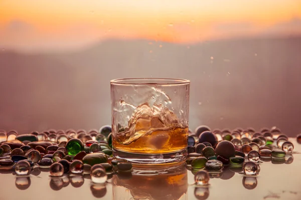 Vaso Whisky Con Hielo Luz Dorada Tiro Aire Libre Whisky — Foto de Stock