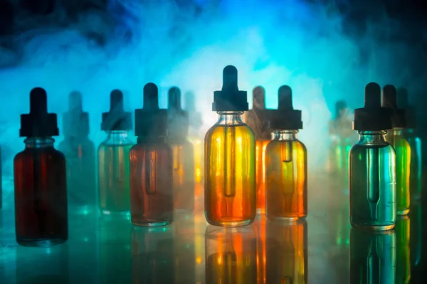 Concepto Vape Nubes Humo Botellas Vapor Líquido Sobre Fondo Oscuro — Foto de Stock