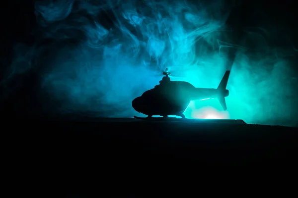 Силуэт Военного Вертолета Готового Вылететь Зоны Конфликта Украшенные Ночные Кадры — стоковое фото