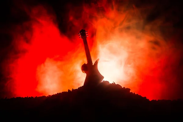 Musikkonzept Akustikgitarre Auf Dunklem Hintergrund Unter Lichtkegel Mit Rauch Leerraum — Stockfoto