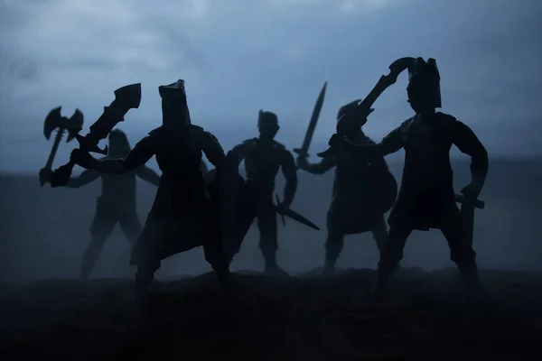 中世纪的战斗场景艺术品装饰与玩具 数字的剪影作为分开的对象 战斗战士之间的日落雾蒙蒙的背景 选择性对焦 — 图库照片