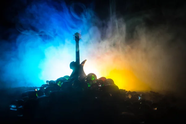Musikkonzept Akustikgitarre Auf Dunklem Hintergrund Unter Lichtkegel Mit Rauch Leerraum — Stockfoto