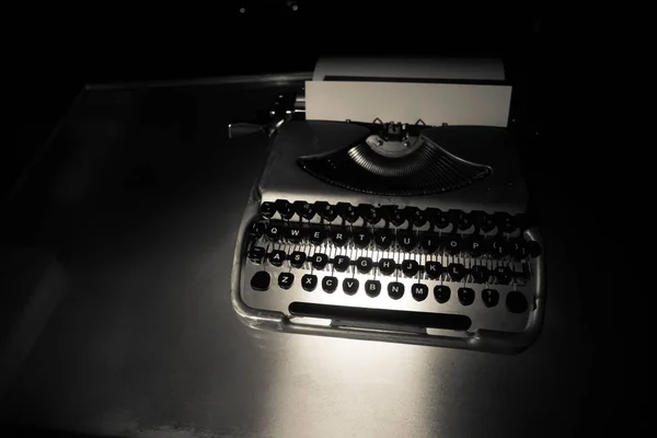Máquina Escribir Moda Antigua Sobre Fondo Niebla Oscura Primer Plano — Foto de Stock