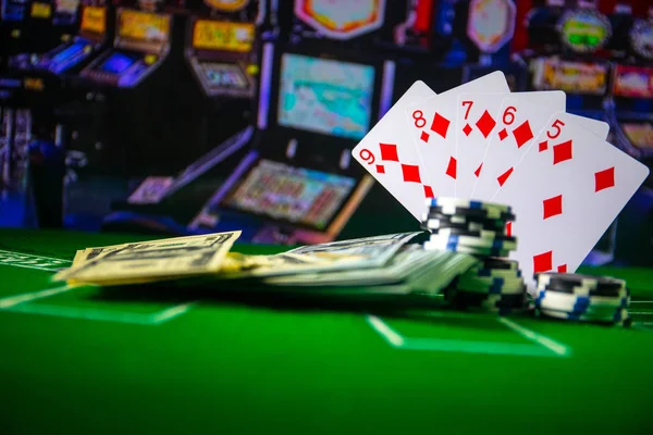 Kaarten Chips Groene Vilt Casino Tafel Abstracte Achtergrond Met Kopie — Stockfoto