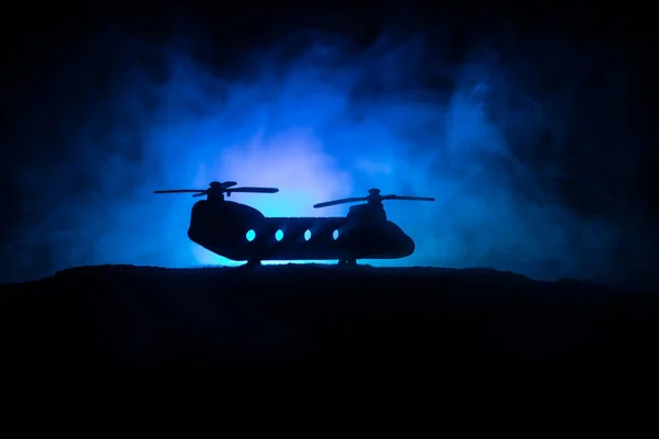 Katonai Helikopter Sziluettje Készen Áll Harci Zónából Való Repülésre Díszített — Stock Fotó