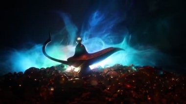 Zanaat Aladdin Arabian nights cin stili yağ lambası yumuşak ışık beyaz duman ile antika. Gün batımı dağ arka plan