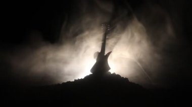Müzik konsepti. Akustik gitar duman ile ışık altında karanlık bir arka plan üzerinde. Metin için Emptry yer. Etkileri ateş. Gerçeküstü gitar