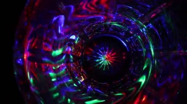 Yeşil limon kırmızı turuncu mor pembe mavi çok renkli bir arka plana dayanır uzayda gibi su veya maden suyu cam soyut kabarcıkları yakın çekim