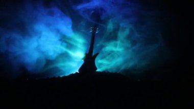 Müzik konsepti. Akustik gitar duman ile ışık altında karanlık bir arka plan üzerinde. Metin için Emptry yer. Etkileri ateş. Gerçeküstü gitar