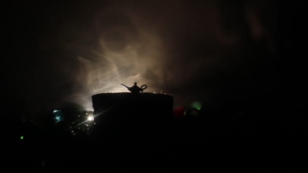 アンティーク職人アラジン アラビアン魔神スタイル石油ランプと柔らかい光の白い煙があります。夕日山を背景 — ストック動画