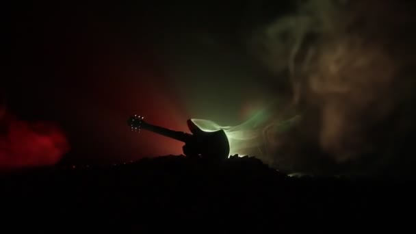 Concepto Musical Guitarra Acústica Sobre Fondo Oscuro Bajo Haz Luz — Vídeos de Stock