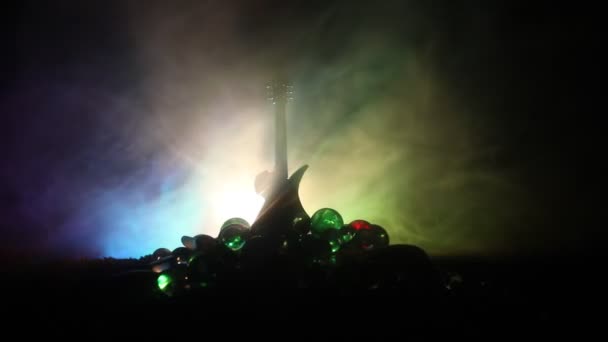 音乐概念 声音吉他在黑暗的背景下的光束与烟雾 空文本的空间 火灾效果 超现实吉他 — 图库视频影像