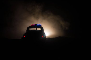 Geceleri polis arabaları. Polis arabası sisli bir arabayı gece takip ediyor. 911 acil durum arabası suç mahalline doğru hızla gidiyor. Seçici odak