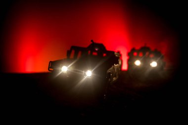 Savaş kavramı. Savaş sahnesi savaş sis gökyüzü arka plan üzerinde mücadele geceleri aşağıda bulutlu manzarası siluetleri. Ordu araç askerler sanat dekorasyonu ile