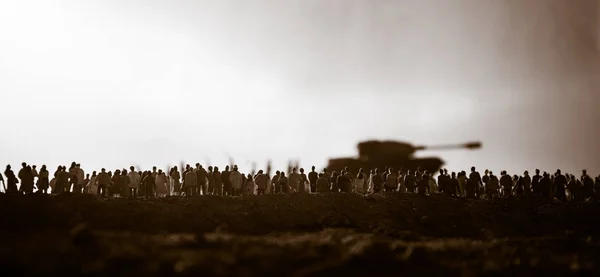 Захвачен Вражеской Концепцией Военные Силуэты Толпа Фоне Тумана Войны Небо — стоковое фото