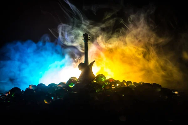 Conceito Musical Guitarra Acústica Sobre Fundo Escuro Sob Feixe Luz — Fotografia de Stock