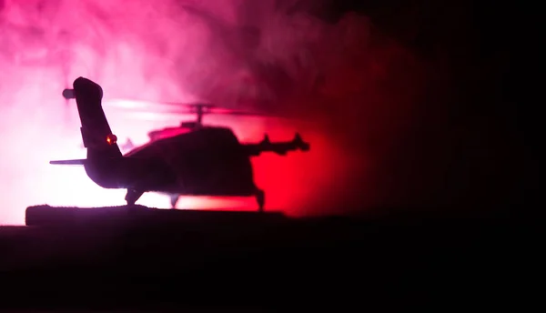 Silhuett Militär Helikopter Redo Att Flyga Från Konfliktzon Dekorerad Nattfilm — Stockfoto