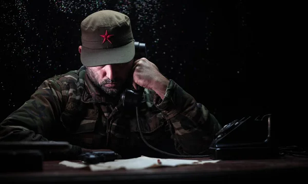 Злой Диктатор Сидящий Столе Злой Генерал Коммунист Сидит Штабе Кубинский — стоковое фото
