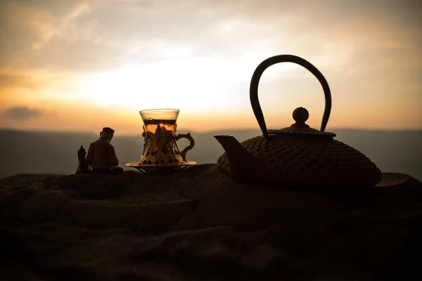 Arabiska Traditionella Glas Och Potten Öknen Vid Solnedgången Östra Koncept — Stockfoto