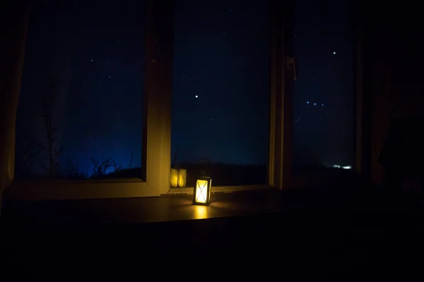 Scène Nocturne Étoiles Vues Par Fenêtre Depuis Une Pièce Sombre — Photo