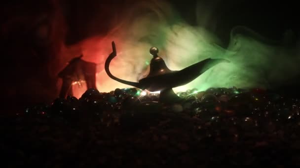 Антикварні кустарних Аладдін арабській ночі genie стиль нафту лампу з м'яке світло білий дим. Під час заходу сонця гора фону — стокове відео