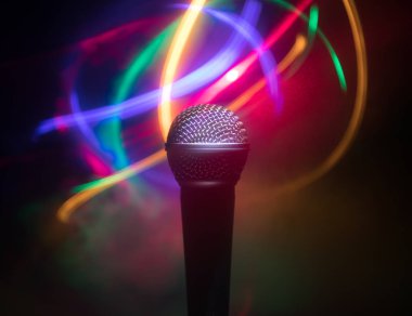 Ses, müzik için mikrofon, ses stüdyosunda ya da sahnede karaoke. Mikrofon teknolojisi. Ses, konser eğlence arka planı. Konuşma yayın ekipmanı. Canlı pop, rock müzik performansı