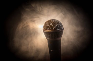 Ses, müzik için mikrofon, ses stüdyosunda ya da sahnede karaoke. Mikrofon teknolojisi. Ses, konser eğlence arka planı. Konuşma yayın ekipmanı. Canlı pop, rock müzik performansı