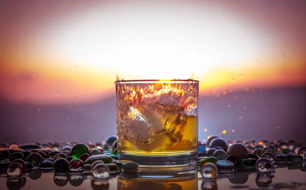 Bicchiere Whisky Con Ghiaccio Luce Del Sole Dorata Colpo Whisky — Foto Stock