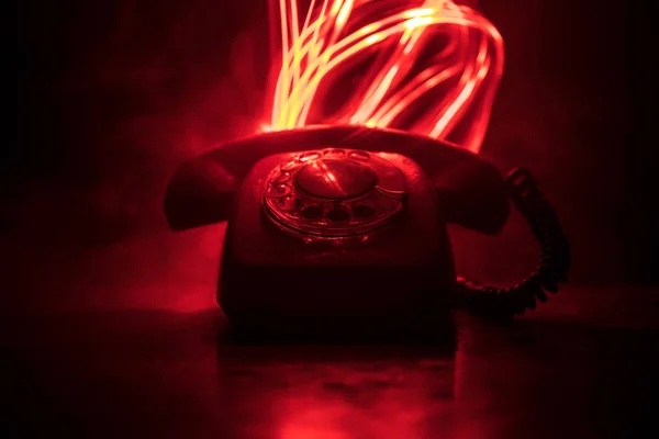 Telefone Preto Velho Tábua Madeira Velha Com Arte Fundo Escuro — Fotografia de Stock
