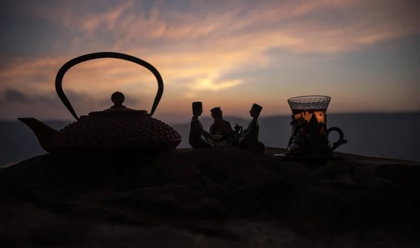Arabischer Tee Traditionellem Glas Und Kanne Auf Wüste Bei Sonnenuntergang — Stockfoto