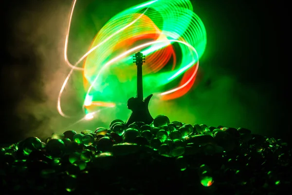 Muziek Concept Akoestische Gitaar Een Donkere Achtergrond Onder Lichtstraal Met — Stockfoto