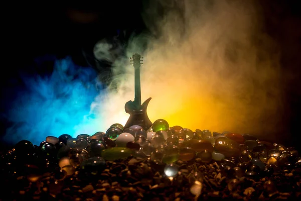 Conceito Musical Guitarra Acústica Sobre Fundo Escuro Sob Feixe Luz — Fotografia de Stock