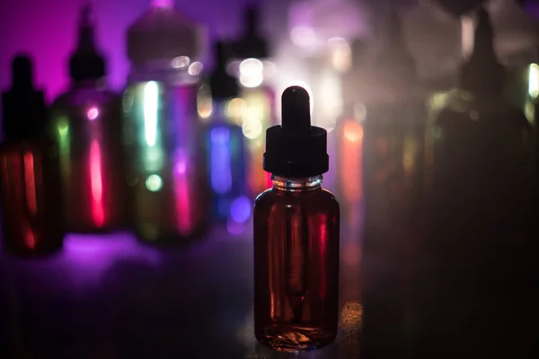 Vape Concept Roken Wolken Vape Vloeibare Flessen Donkere Achtergrond Lichteffecten — Stockfoto