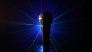 Ses, müzik için mikrofon, ses stüdyosunda ya da sahnede karaoke. Mikrofon teknolojisi. Ses, konser eğlence arka planı. Konuşma yayın ekipmanı. Canlı pop, rock müzik performansı