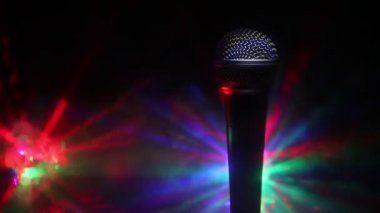 Ses, müzik için mikrofon, ses stüdyosunda ya da sahnede karaoke. Mikrofon teknolojisi. Ses, konser eğlence arka planı. Konuşma yayın ekipmanı. Canlı pop, rock müzik performansı