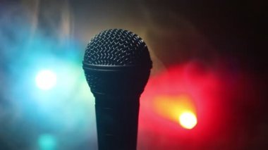 Ses, müzik için mikrofon, ses stüdyosunda ya da sahnede karaoke. Mikrofon teknolojisi. Ses, konser eğlence arka planı. Konuşma yayın ekipmanı. Canlı pop, rock müzik performansı