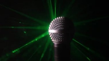 Ses, müzik için mikrofon, ses stüdyosunda ya da sahnede karaoke. Mikrofon teknolojisi. Ses, konser eğlence arka planı. Konuşma yayın ekipmanı. Canlı pop, rock müzik performansı