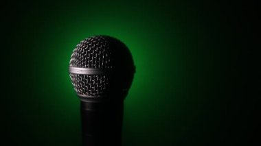 Ses, müzik için mikrofon, ses stüdyosunda ya da sahnede karaoke. Mikrofon teknolojisi. Ses, konser eğlence arka planı. Konuşma yayın ekipmanı. Canlı pop, rock müzik performansı