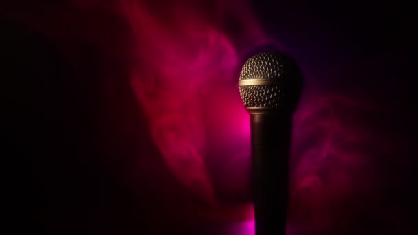 卡拉Ok在录音室或舞台上使用的麦克风 米克科技配音 音乐会背景 语音广播设备 现场流行音乐 摇滚音乐表演 — 图库视频影像