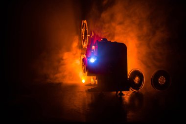 Sis ve ışık ile karanlık bir arka planda eski Vintage Film projektör. Film yapma kavramı. Seçici odak