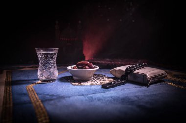 Su ve tarihleri. Iftar akşam yemeğidir. Halı üzerinde görünümü dekorasyon ramazan Kareem tatil. Bayram tebrik kartı, Müslüman kutsal ay ramazan Kareem için davet. Seçici odak