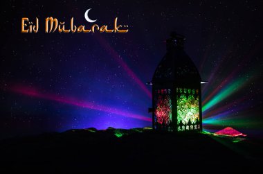 Gece parlayan yanan mumlu süs Arap feneri. Kutlama kartı, Müslüman kutsal ayı için davetiye Ramazan Kareem.