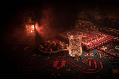 Su ve tarihleri. Iftar akşam yemeğidir. Halı üzerinde görünümü dekorasyon ramazan Kareem tatil. Bayram tebrik kartı, Müslüman kutsal ay ramazan Kareem için davet. Seçici odak