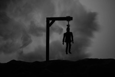 Korku görünümü siluet sis sisli akşam iskele üzerinde asılmış adam. Yürütme (veya intihar) dekorasyon. Korku Cadılar Bayramı kavramı. Seçici odak