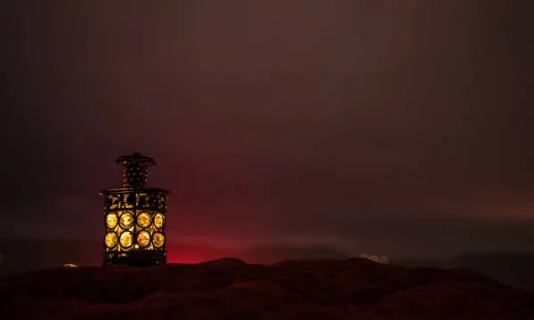 装饰的阿拉伯灯笼 点着的蜡烛在夜晚闪烁着光芒 节日贺卡 穆斯林圣月斋月请柬 — 图库照片